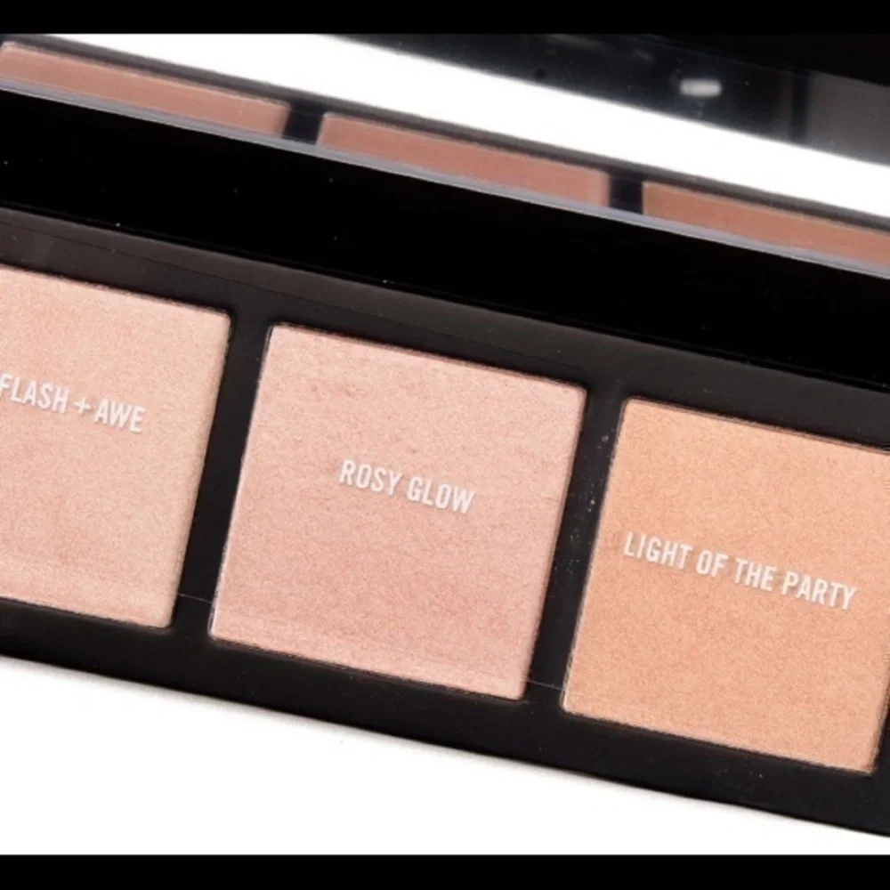 MAC HYPER REAL GLOW FLASH+AWE HIGHLIGHT PALETTE - Picture 3 of 5